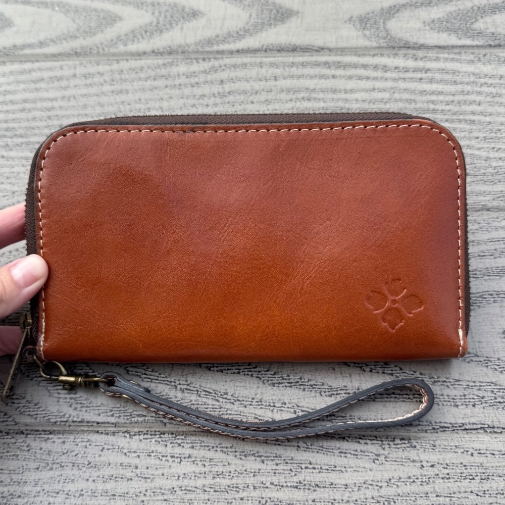 Patricia Nash Wristlet Wallet Womens OS Cognac Leather Zip Around Classic Logo